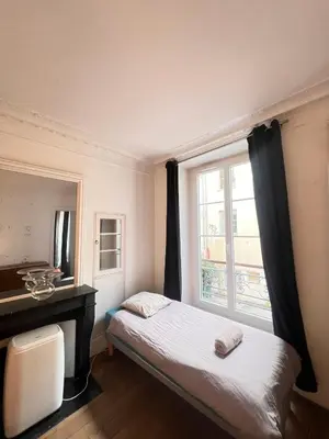 Un ou plusieurs lits dans un hébergement de l'établissement Real Parisian apartment with 2 bedrooms and AC
