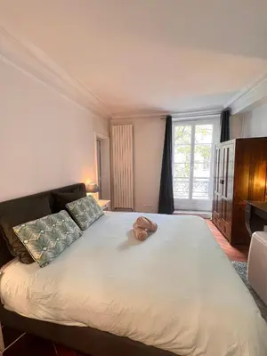 Un ou plusieurs lits dans un hébergement de l'établissement Real Parisian apartment with 2 bedrooms and AC