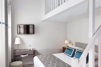 Un ou plusieurs lits dans un hébergement de l'établissement Hôtel de la Place du Louvre - Esprit de France