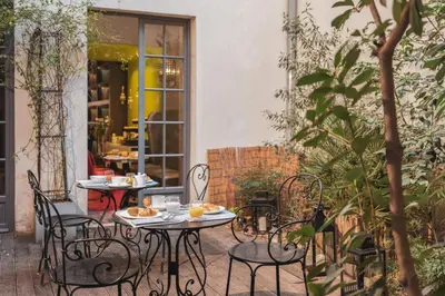Jardin de l'établissement Hotel Le petit Paris