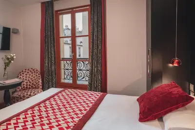 Un ou plusieurs lits dans un hébergement de l'établissement Hotel Le petit Paris