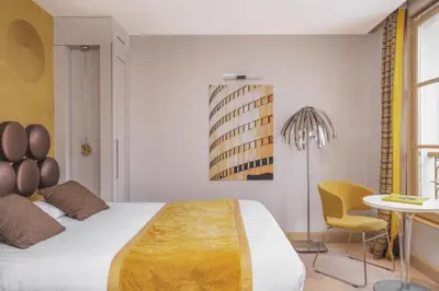 Un ou plusieurs lits dans un hébergement de l'établissement Hotel Le petit Paris