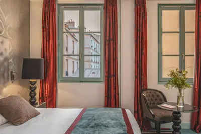 Un ou plusieurs lits dans un hébergement de l'établissement Hotel Le petit Paris