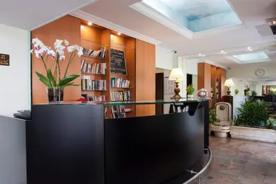Bibliothèque dans l'hôtel