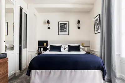 Un ou plusieurs lits dans un hébergement de l'établissement Hotel Verneuil Saint Germain