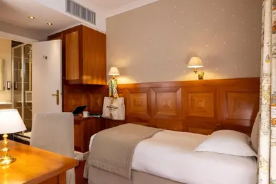 Un ou plusieurs lits dans un hébergement de l'établissement Hôtel Le Regent Paris