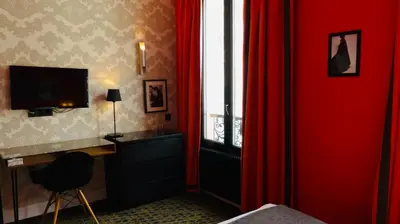 Télévision ou salle de divertissement dans l'établissement Hôtel Noir