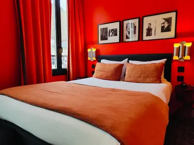 Un ou plusieurs lits dans un hébergement de l'établissement Hôtel Noir