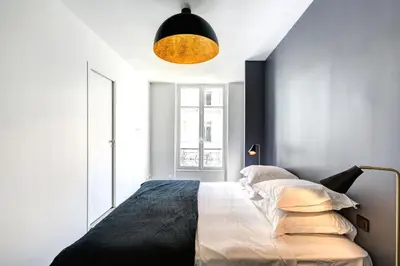 Un ou plusieurs lits dans un hébergement de l'établissement Habitat Parisien - Drouot Luxe