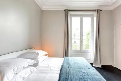 Un ou plusieurs lits dans un hébergement de l'établissement Habitat Parisien - Drouot Luxe