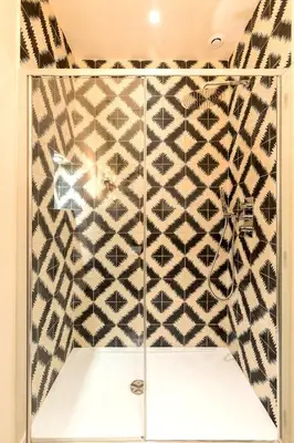 Salle de bains dans l'établissement Habitat Parisien - Drouot Luxe