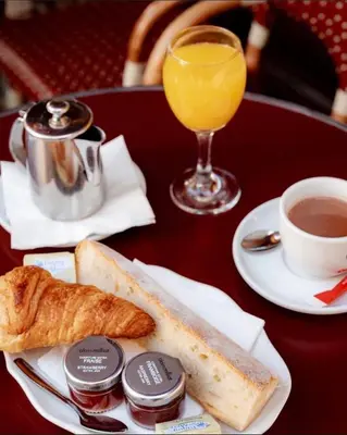 Options de petit-déjeuner proposées aux clients de l'établissement Aéro