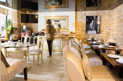 Coin salon dans l'établissement Lion d'Or Paris Hotel