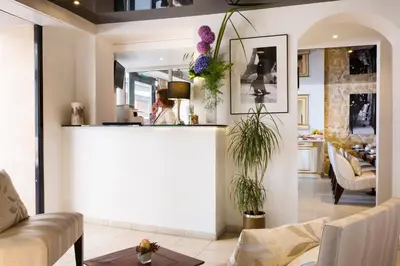 Coin salon dans l'établissement Lion d'Or Paris Hotel