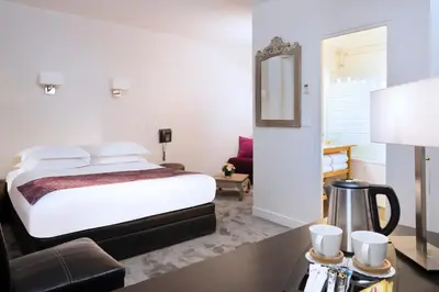 Un ou plusieurs lits dans un hébergement de l'établissement Lion d'Or Paris Hotel