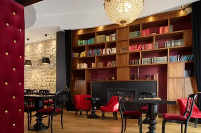 Bibliothèque dans l'hôtel