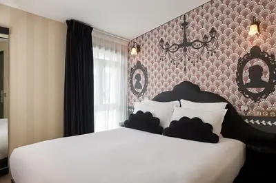 Un ou plusieurs lits dans un hébergement de l'établissement Hotel Les Théâtres