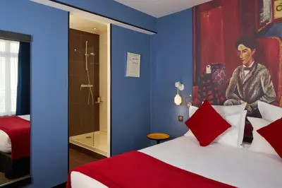 Un ou plusieurs lits dans un hébergement de l'établissement Hotel Les Théâtres