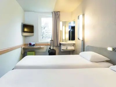 Un ou plusieurs lits dans un hébergement de l'établissement ibis budget Paris Porte De Montmartre