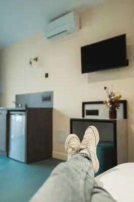 Télévision ou salle de divertissement dans l'établissement La Maison Montparnasse