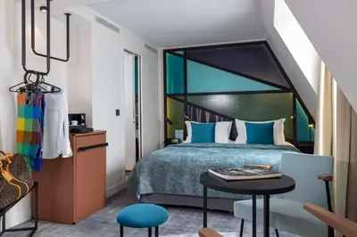 Un ou plusieurs lits dans un hébergement de l'établissement Le 12 Hôtel
