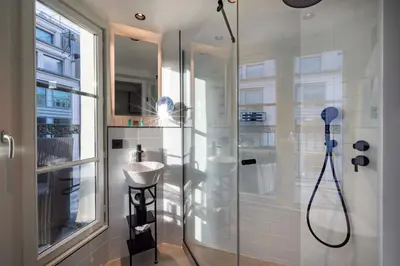 Salle de bains dans l'établissement Le 12 Hôtel