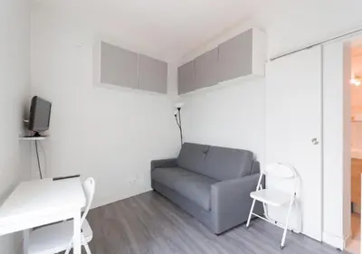 Télévision ou salle de divertissement dans l'établissement Studio Meublé