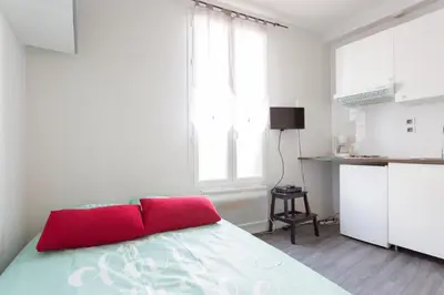 Cuisine ou kitchenette dans l'établissement Studio Meublé