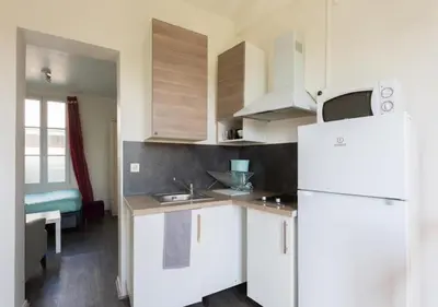 Cuisine ou kitchenette dans l'établissement Studio Meublé