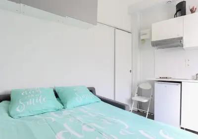 Un ou plusieurs lits dans un hébergement de l'établissement Studio Meublé