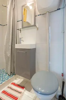 Salle de bains dans l'établissement Studio Meublé