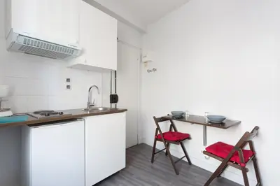 Cuisine ou kitchenette dans l'établissement Studio Meublé