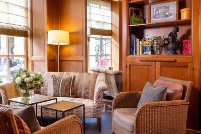 Coin salon dans l'établissement Hotel Clément