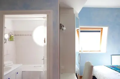 Salle de bains dans l'établissement 52 Clichy Bed & Breakfast - Chambre d'hôtes