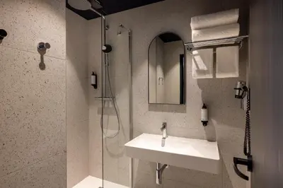 Salle de bains dans l'établissement Hôtel de France Gare de Lyon Bastille