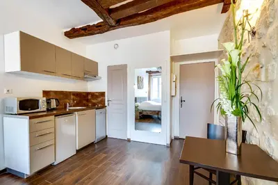 Cuisine ou kitchenette dans l'établissement Upper Class Suites - Rue Saint Honoré