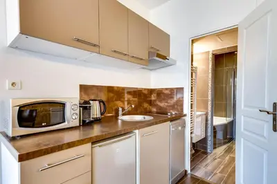 Cuisine ou kitchenette dans l'établissement Upper Class Suites - Rue Saint Honoré