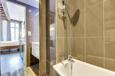 Salle de bains dans l'établissement Upper Class Suites - Rue Saint Honoré