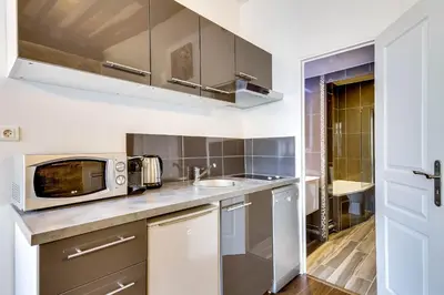 Cuisine ou kitchenette dans l'établissement Upper Class Suites - Rue Saint Honoré