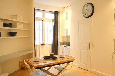 Cuisine ou kitchenette dans l'établissement PALAIS ROYAL Paris, rue d'Argenteuil VII