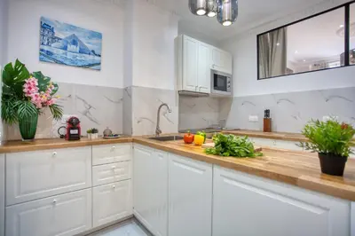 Cuisine ou kitchenette dans l'établissement Charmant 100m2 avec 3CH - Romantique Centre Ville