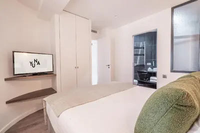 Un ou plusieurs lits dans un hébergement de l'établissement Yuna Les Halles - Serviced Apartments