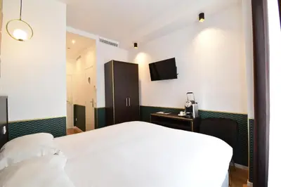 Un ou plusieurs lits dans un hébergement de l'établissement Hôtel Bonne Nouvelle