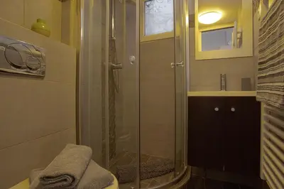Salle de bains dans l'établissement thesuites Paris Studios