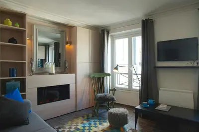 Télévision ou salle de divertissement dans l'établissement thesuites Paris Studios