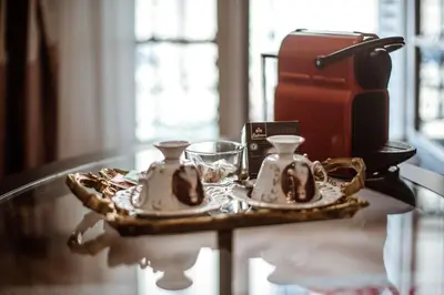 Plateau bouilloire dans l'établissement La Maison Gobert Paris Hotel Particulier