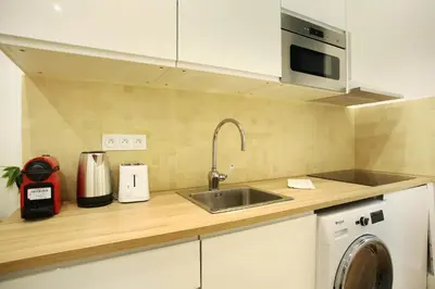Cuisine ou kitchenette dans l'établissement Rent a Room - Studio Bonne Nouvelle
