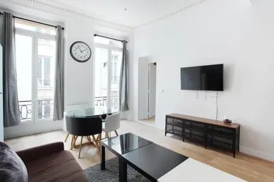 Télévision ou salle de divertissement dans l'établissement Rent a Room - Studio Bonne Nouvelle