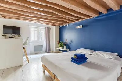 Un ou plusieurs lits dans un hébergement de l'établissement Rent a Room - Studio Bonne Nouvelle