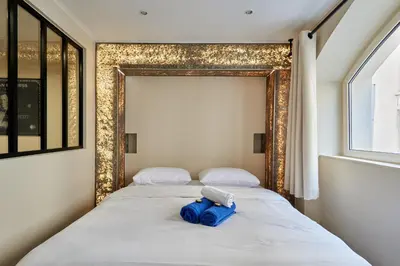 Un ou plusieurs lits dans un hébergement de l'établissement Rent a Room - Studio Bonne Nouvelle